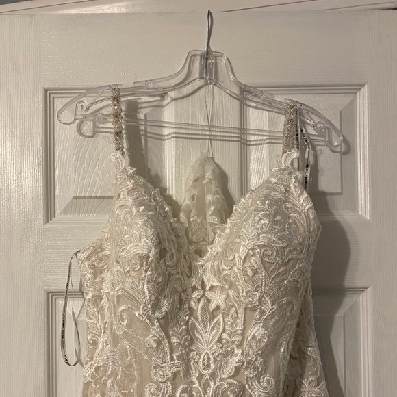 NEVER WORN, UN ALTERED wedding dress! - Picture 3 of 4